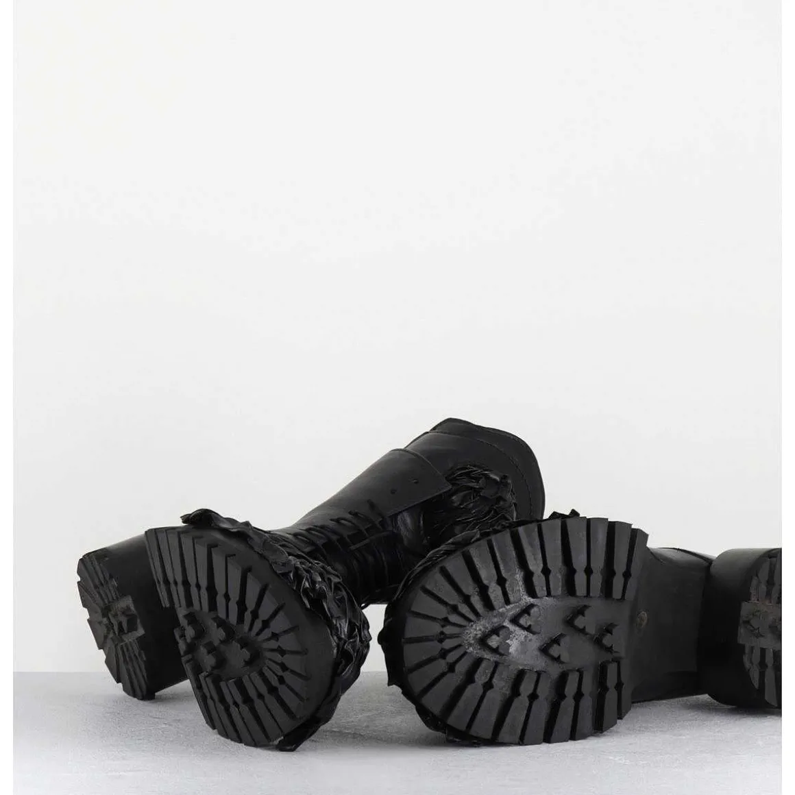 Boots A Lacets Talon Cylindrique Et Cuir Noir Froisse - Lava Nappa Nero