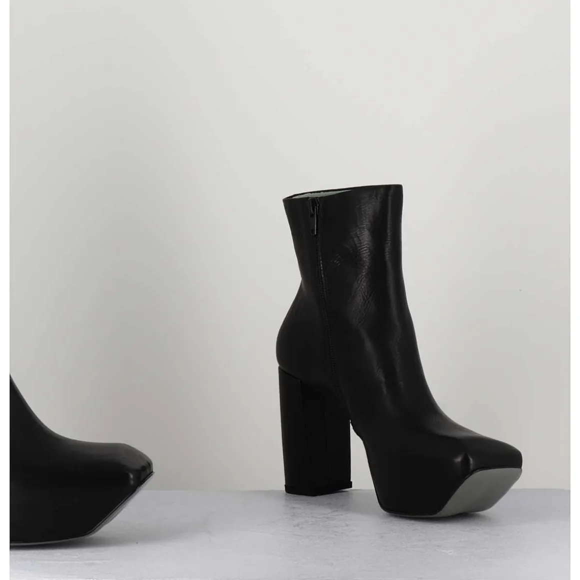 Boots A Plateforme Asymetrique En Cuir Noir - M22I99432 Nero