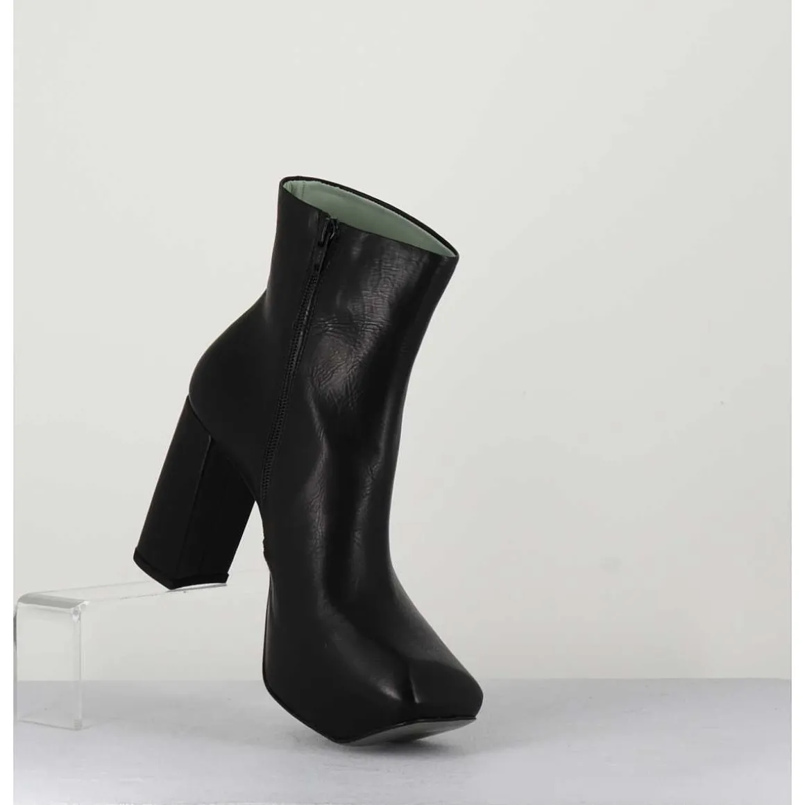 Boots A Plateforme Asymetrique En Cuir Noir - M22I99432 Nero