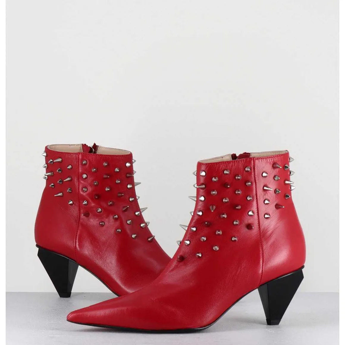 Boots Bout Pointu En Cuir Rouge A Clous - Knife Studs Cerise