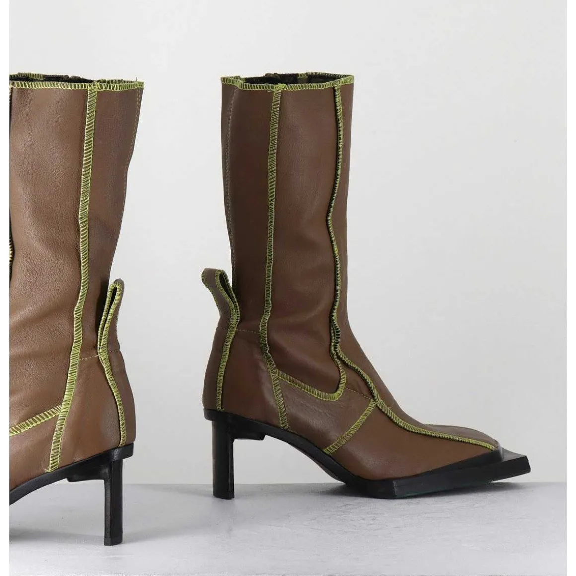Boots En Cuir Marron Coutures Graphiques Vertes - Eimi Green Boots
