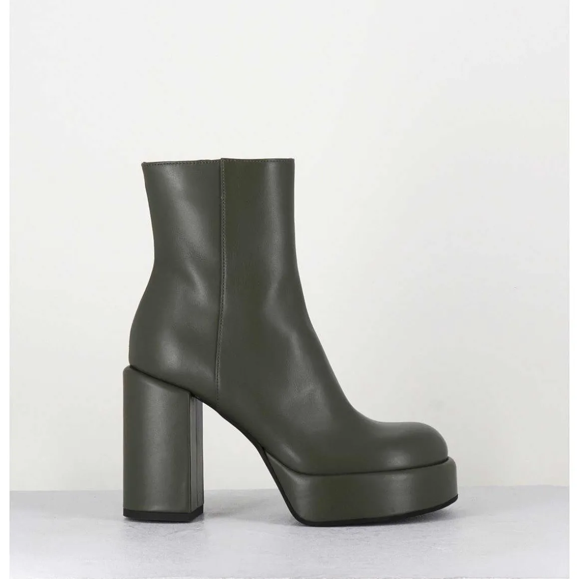 Boots 70S En Cuir Khaki - Aiko Nappa Oberoy