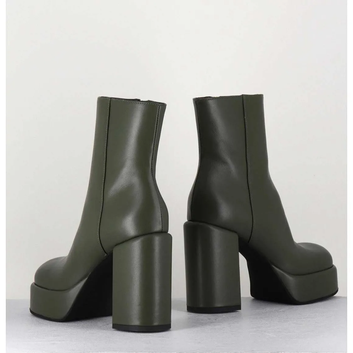 Boots 70S En Cuir Khaki - Aiko Nappa Oberoy