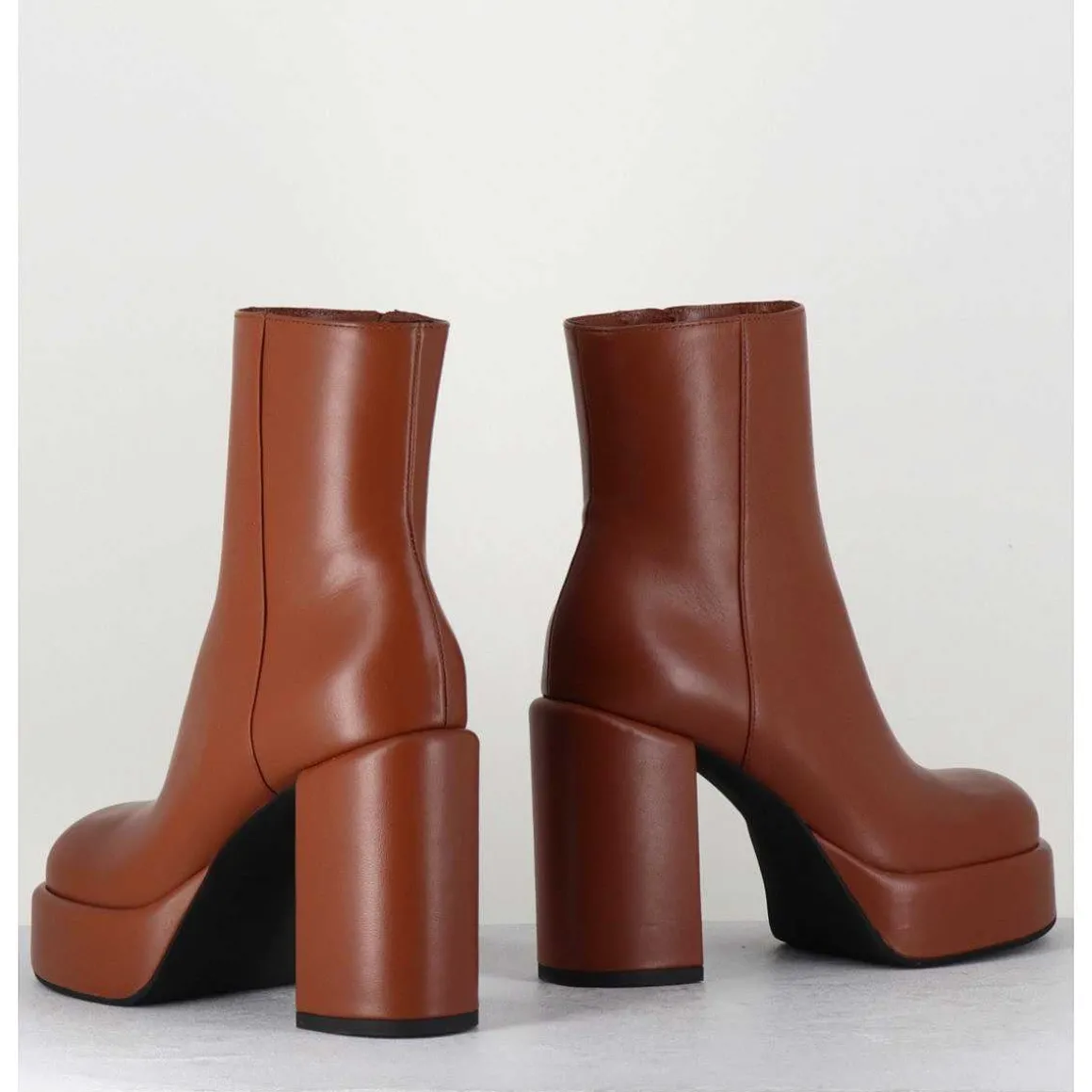 Boots 70S En Cuir Marron - Aiko Nappa Luggage