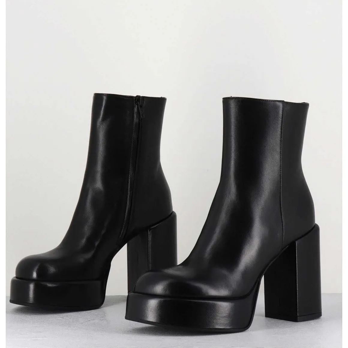 Boots 70S En Cuir Noir - Aiko Nappa Nero