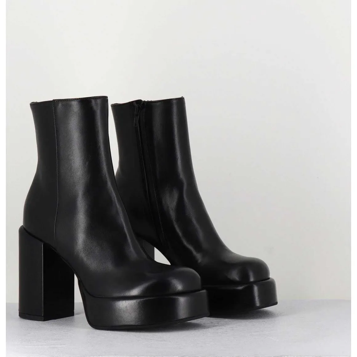 Boots 70S En Cuir Noir - Aiko Nappa Nero