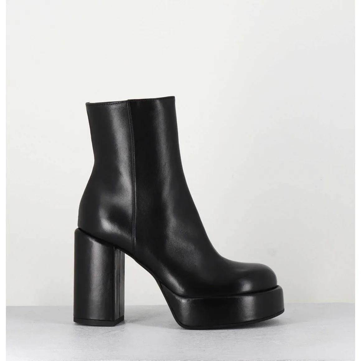 Boots 70S En Cuir Noir - Aiko Nappa Nero