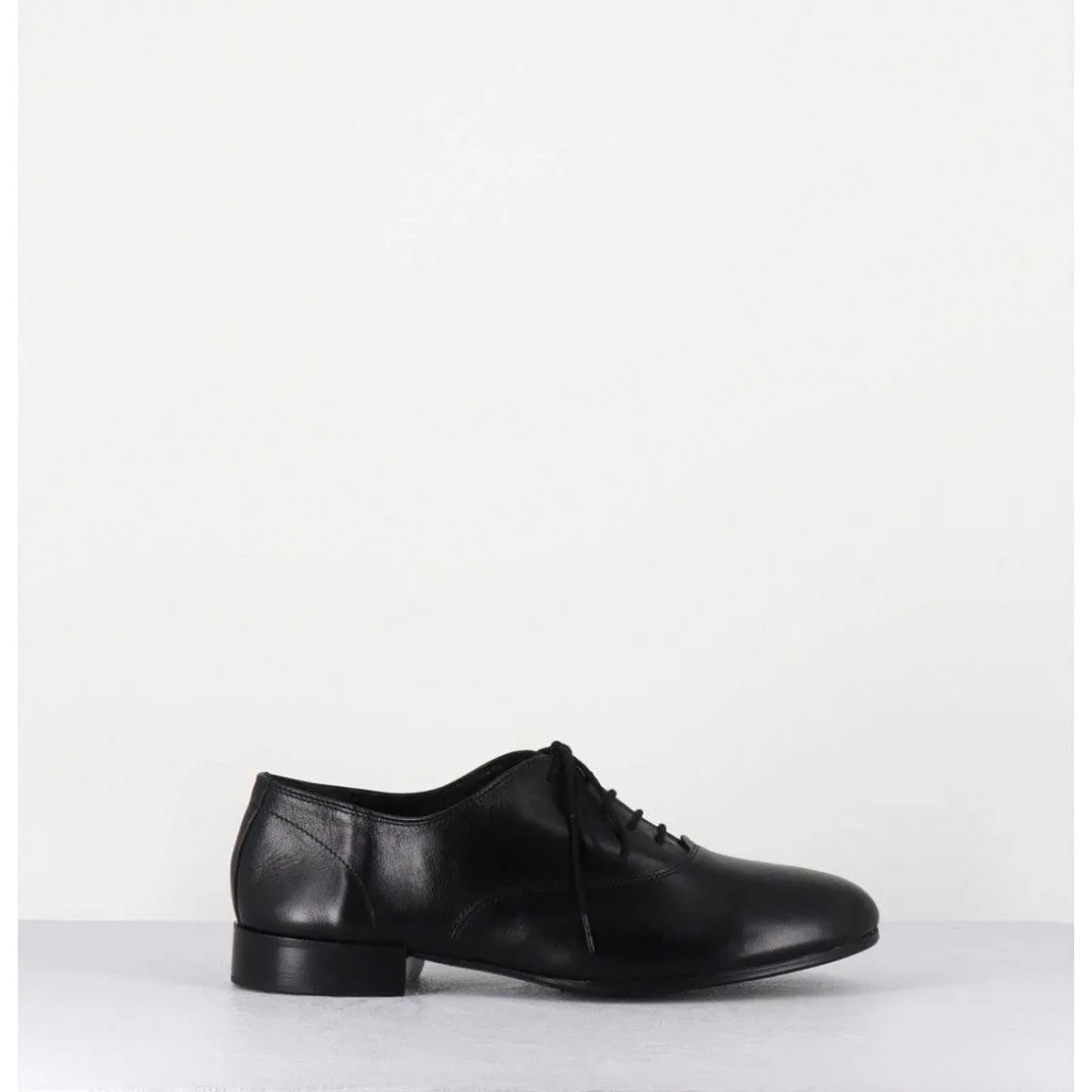 Derbies Minimalistes En Cuir Souple Noir - Stja Cow Black
