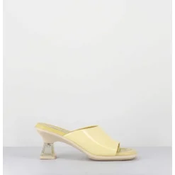 Mules En Cuir Vernis Beige Talon Plexi - Synthia Beige Sandals