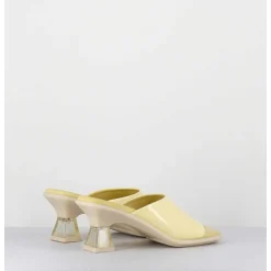 Mules En Cuir Vernis Beige Talon Plexi - Synthia Beige Sandals