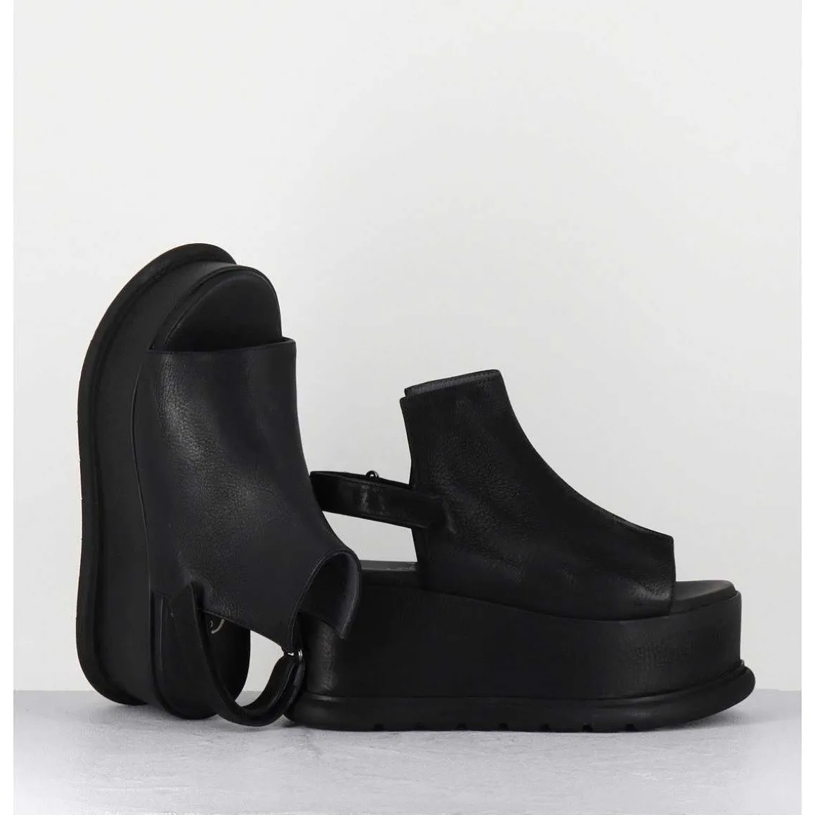 Sandales Compensees En Cuir Noir Esprit Japonais - 2420 Gas Nero