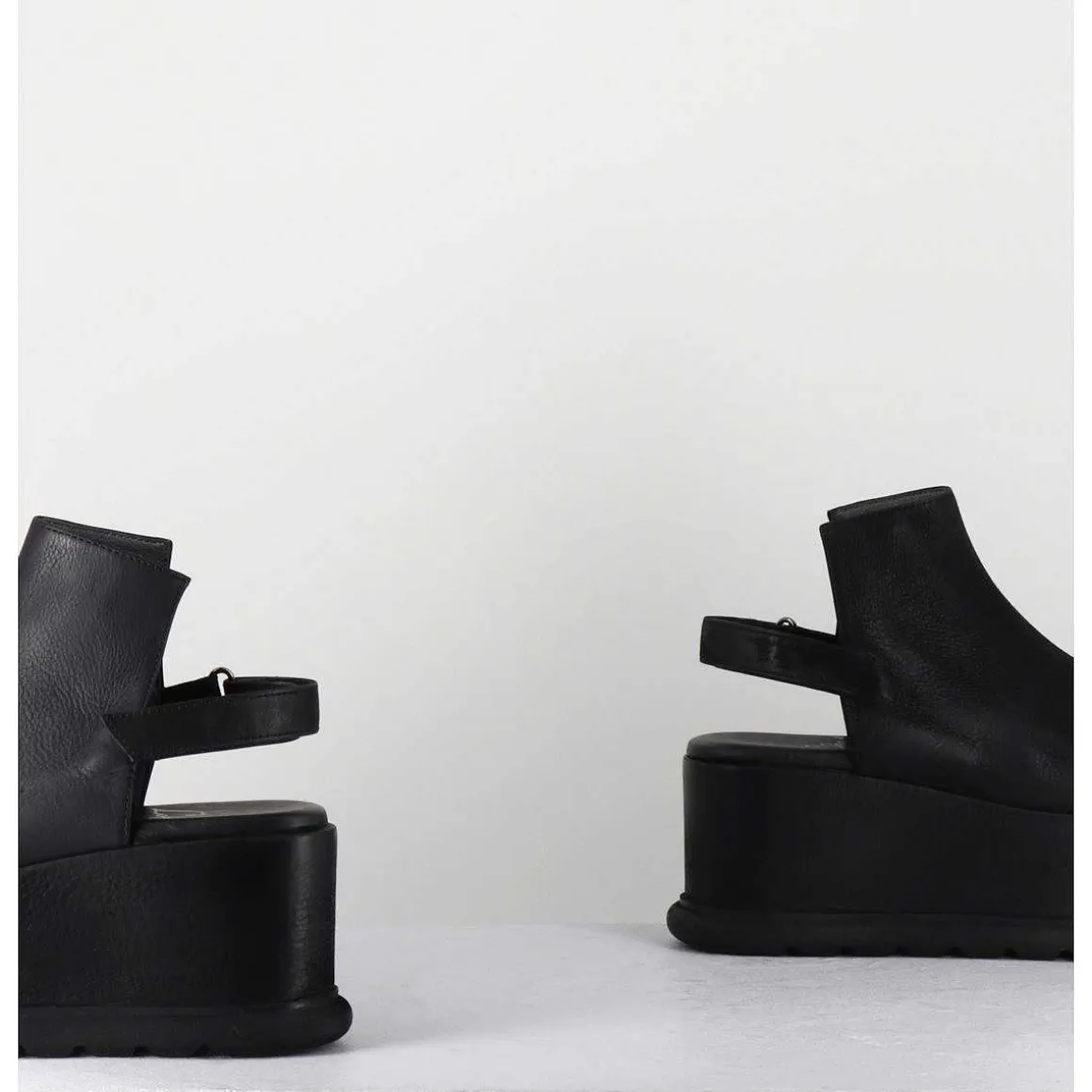 Sandales Compensees En Cuir Noir Esprit Japonais - 2420 Gas Nero
