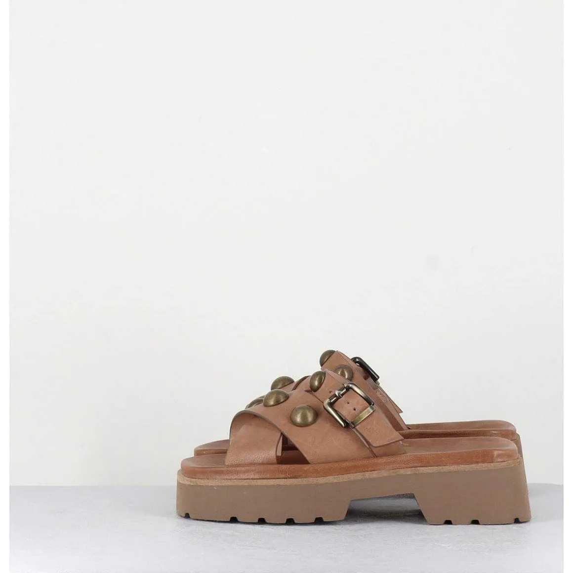 Sandales En Cuir Camel A Rivets Bronze - Vizu Legno