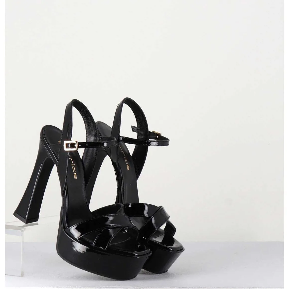 Sandales En Cuir Vernis Noir A Talon Haut - Mira Nero