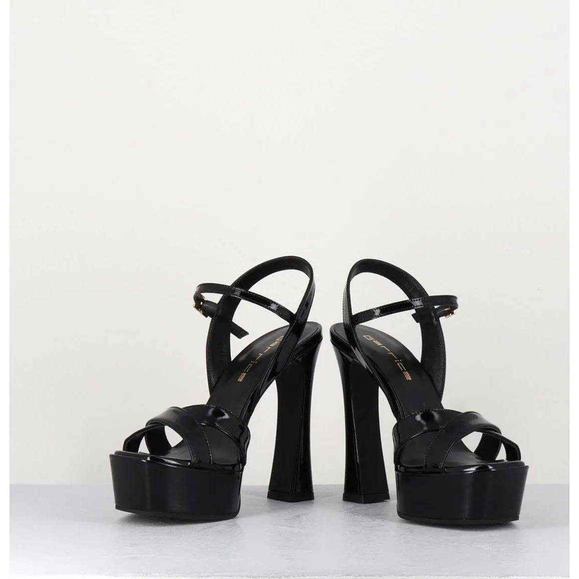 Sandales En Cuir Vernis Noir A Talon Haut - Mira Nero