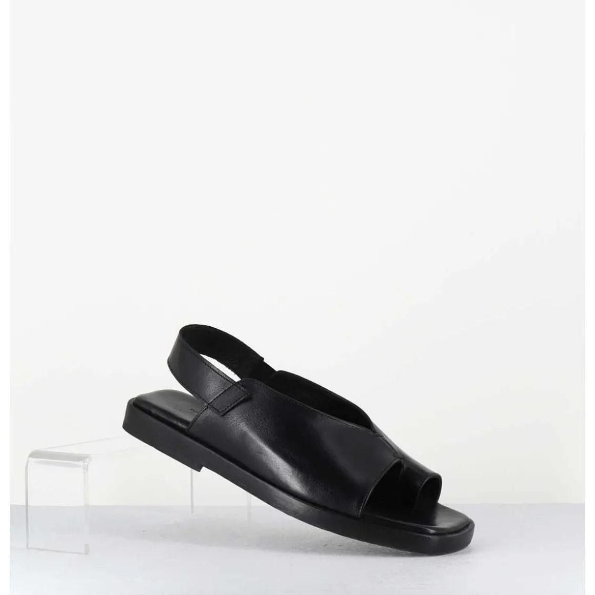 Sandales Plates En Cuir Noir Asymetrique - Ara Trill Nero