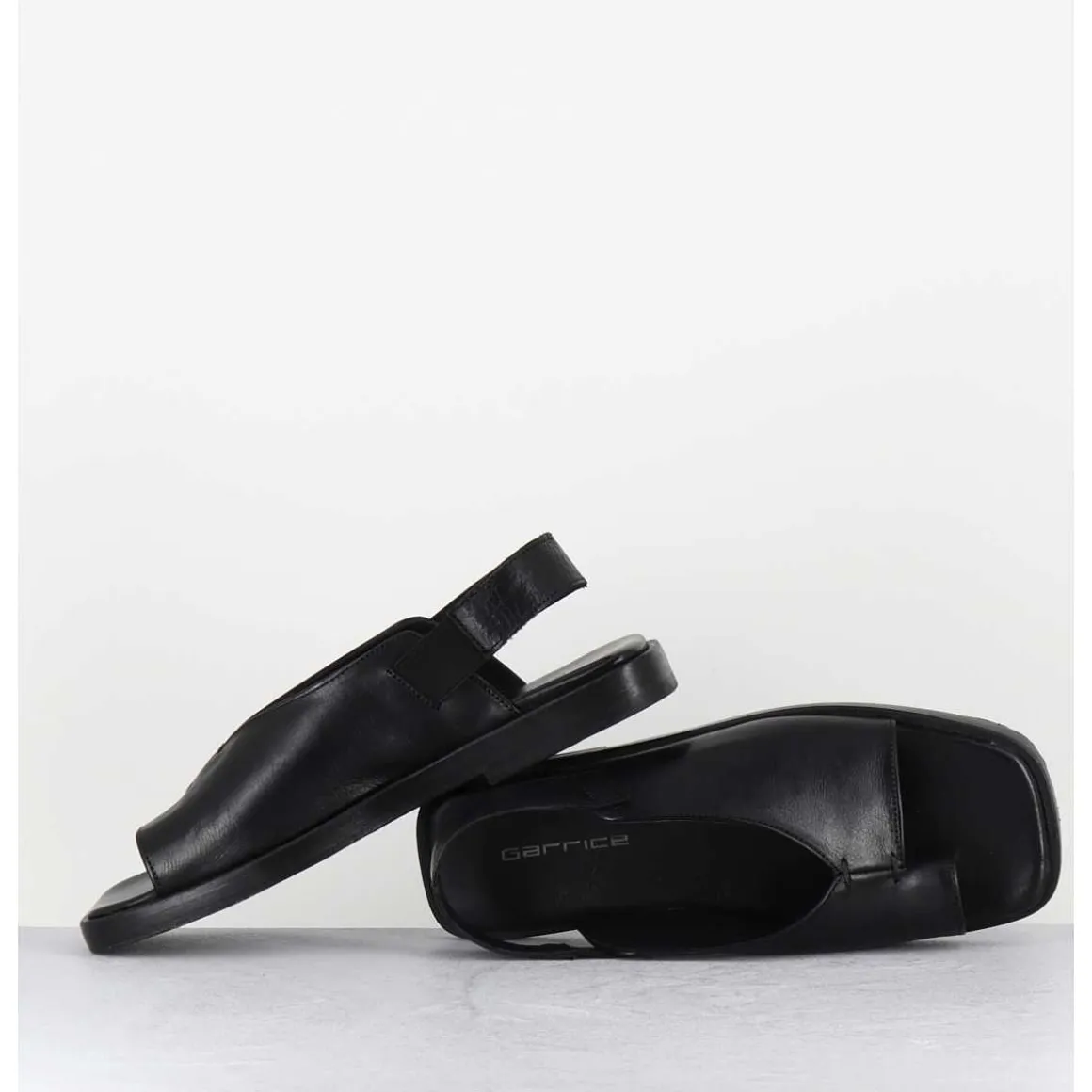 Sandales Plates En Cuir Noir Asymetrique - Ara Trill Nero
