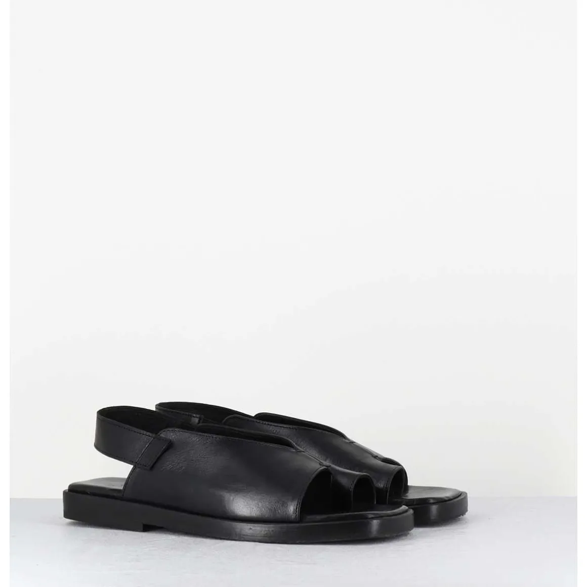 Sandales Plates En Cuir Noir Asymetrique - Ara Trill Nero