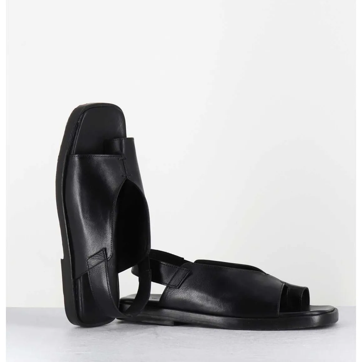 Sandales Plates En Cuir Noir Asymetrique - Ara Trill Nero