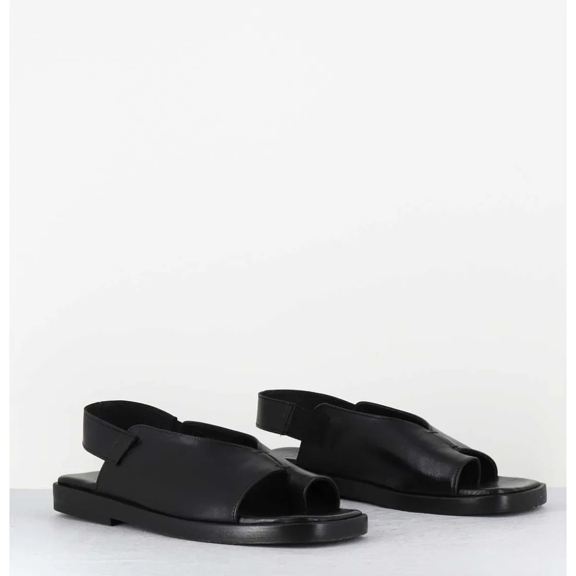 Sandales Plates En Cuir Noir Asymetrique - Ara Trill Nero