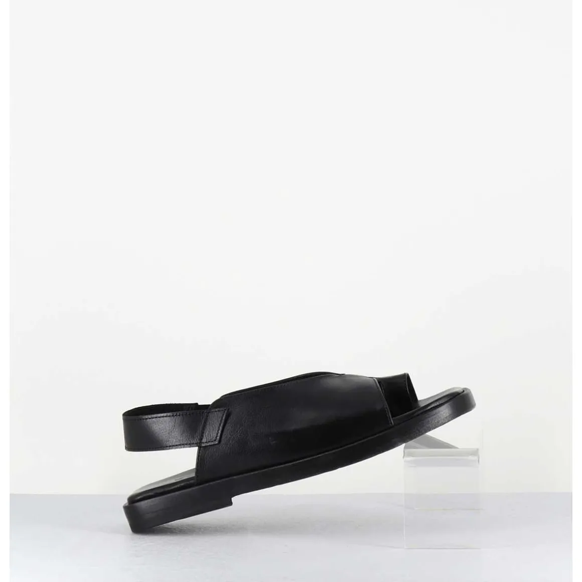 Sandales Plates En Cuir Noir Asymetrique - Ara Trill Nero