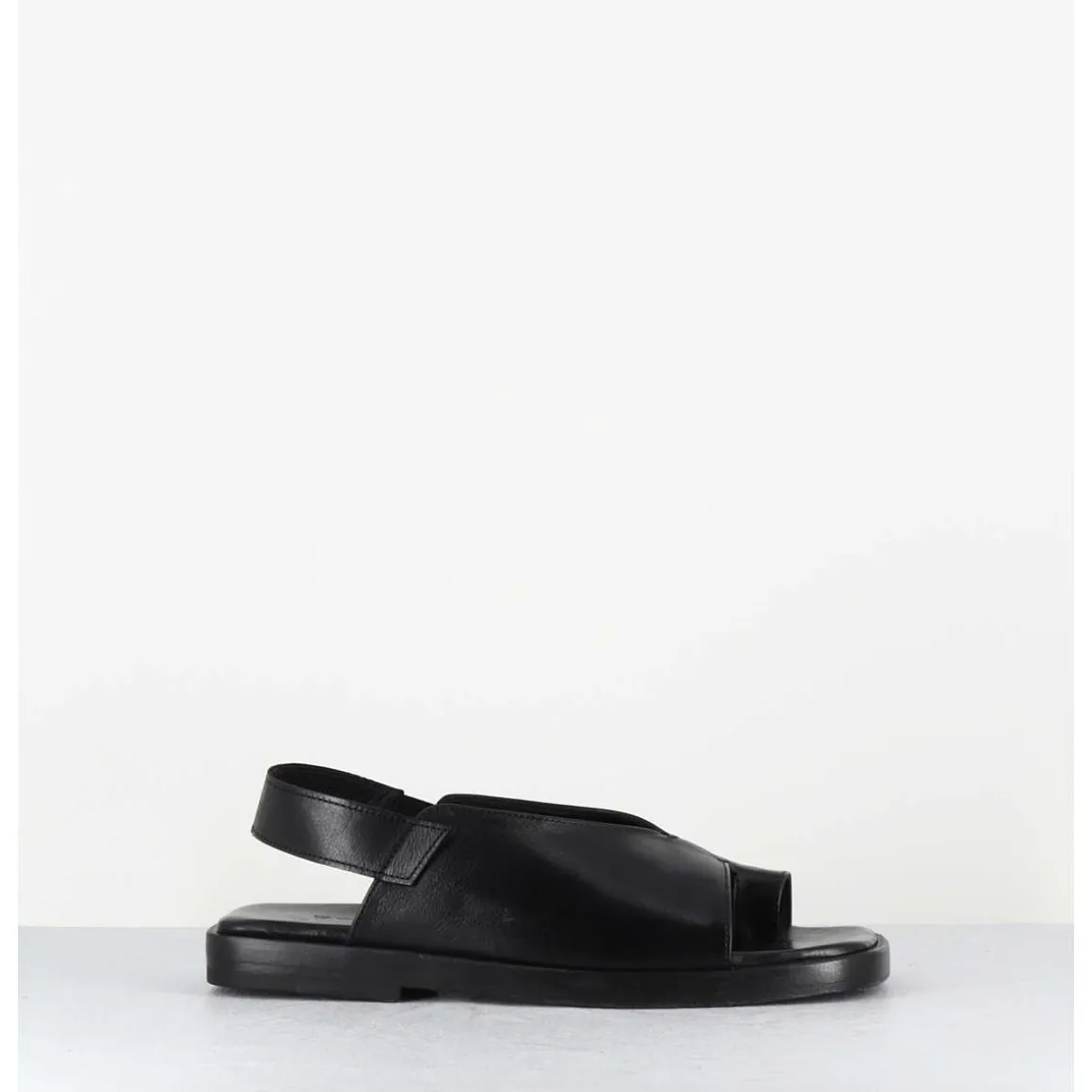 Sandales Plates En Cuir Noir Asymetrique - Ara Trill Nero