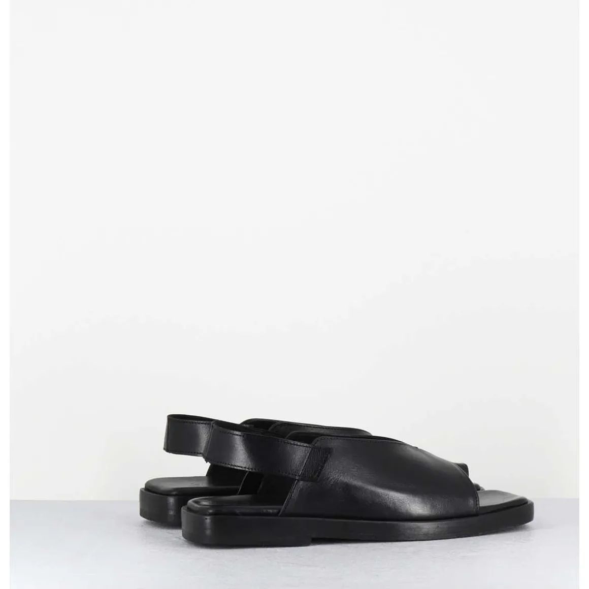 Sandales Plates En Cuir Noir Asymetrique - Ara Trill Nero