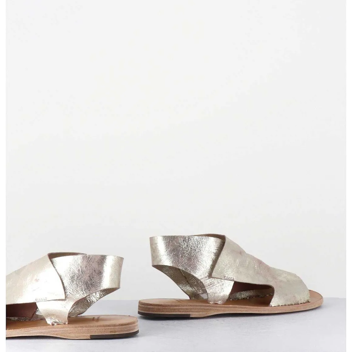 Sandales Plates En Cuir Souple Or Clair Decoupe Asymetrique - Itaca033 Max Platino