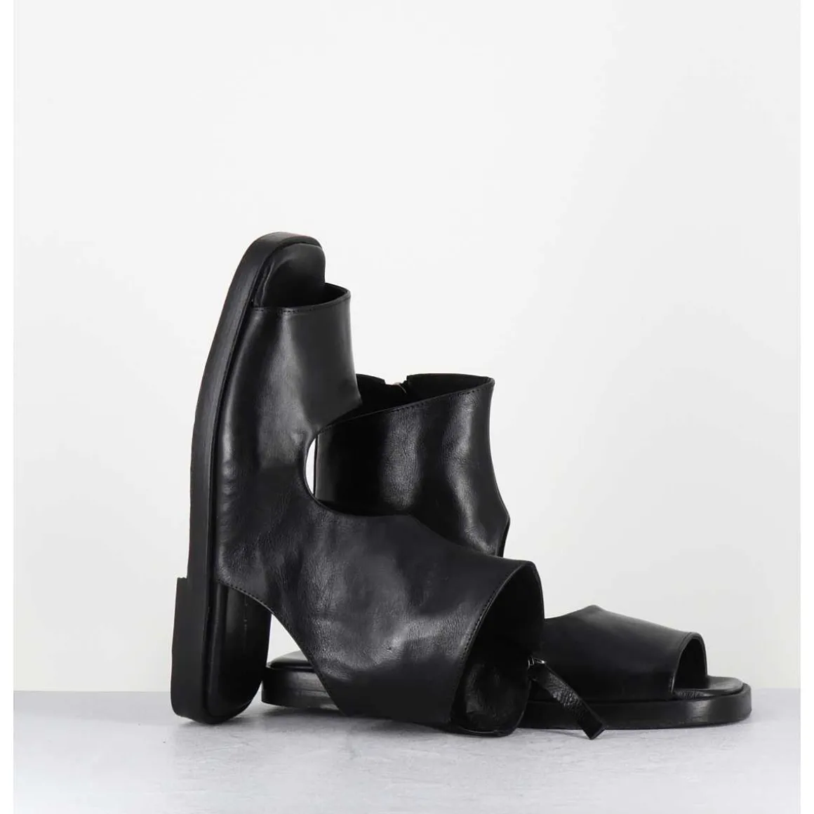 Sandales Plates 'Open-Boots' Destructure En Cuir Noir - Ara Trill Nero