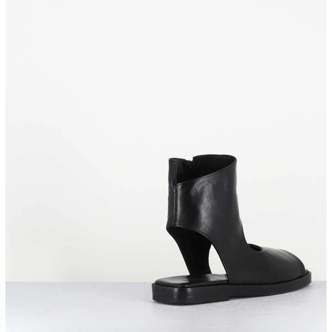 Sandales Plates 'Open-Boots' Destructure En Cuir Noir - Ara Trill Nero