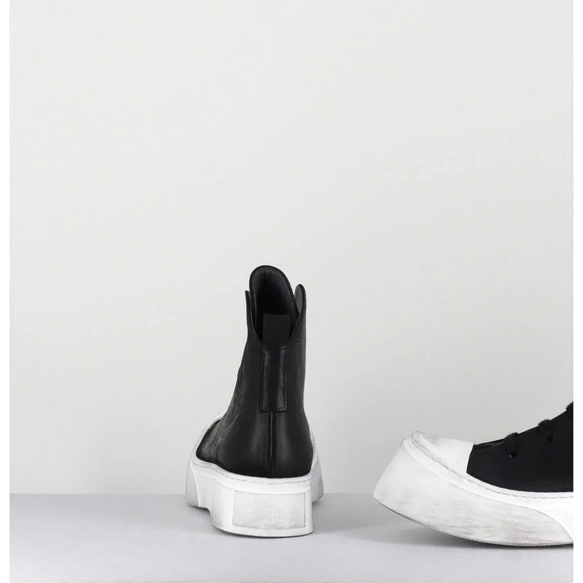Sneakers En Cuir Huile Noir & Semelle Blanc Destructuree - 3543 Gas Nero